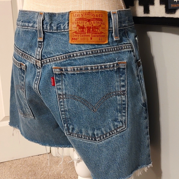 🥰EUC Levi's 550 Junior's Relaxed Fit, Medium Wash Denim Shorts, Regular Fly, 13 - Picture 5 of 10